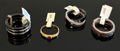 Quatre types de bagues différents sont présentés sur un fond noir