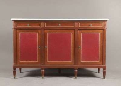 une armoire rouge à deux portes avec un plan de travail en marbre