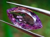 une coupe d'améthore composée de pierres précieuses améthores violettes, maintenue par deux tweets