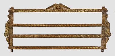 deux étagères en bois ornées de motifs décoratifs