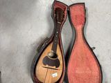 deux guitares posées par terre l'une à côté de l'autre