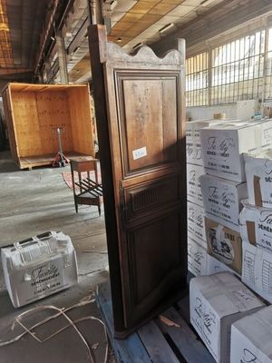 1 encoignure en bois ouvrant en façade par 1 porte H.