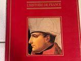 la couverture d'un livre rouge sur laquelle figure l'image d'un homme coiffé d'un chapeau blanc