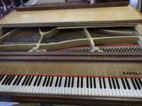 un piano posé sur une table dans une pièce