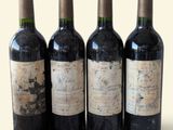 trois bouteilles de vin sont alignées sur une surface blanche
