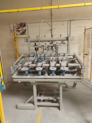 l'image d'une machine qui travaille sur une feuille de papier