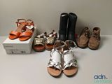 de nombreuses paires de chaussures et de sandales posées sur une table