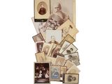 une pile de vieilles photos de personnes sur fond blanc