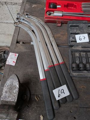 un grand nombre d'outils posés sur une table