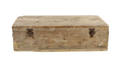une vieille boîte en bois munie d'un loquet métallique