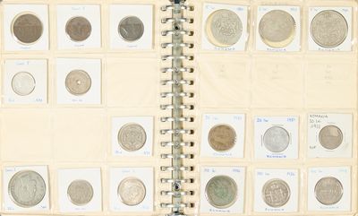 un livre ouvert sur lequel sont posées plusieurs pièces de monnaie différentes