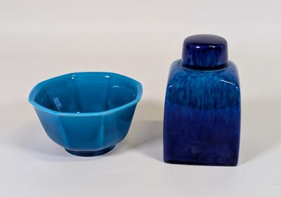 un vase bleu et un bol bleu posés l'un à côté de l'autre