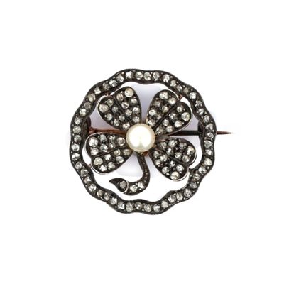 Gros plan sur une broche contenant une perle