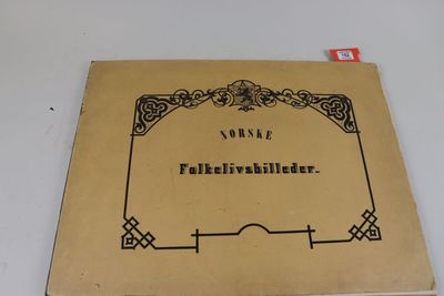 un vieux livre posé sur une table à côté d'une table blanche