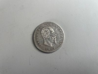 gros plan d'une pièce d'argent sur une surface blanche
