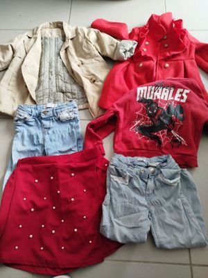 beaucoup de vêtements qui traînent sur le sol
