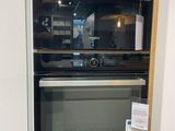 un four encastré dans le mur de la cuisine