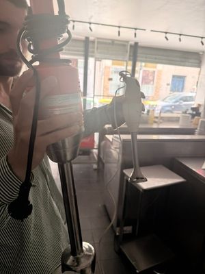 un homme en train de se prendre en photo avec un appareil photo