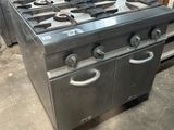 tout un tas d'appareils électroménagers qui prennent de la place dans une pièce
