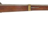 un vieux fusil avec un canon en bois sur fond blanc