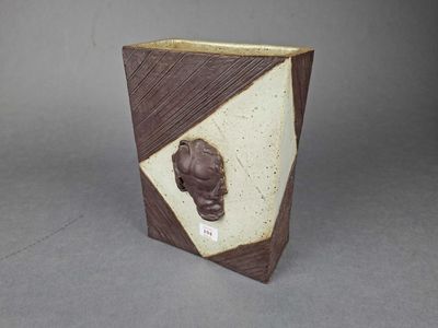 VASE parallélépipédique en grès à décor d'un buste d'homme e…