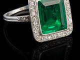 une bague en émeraude et diamant