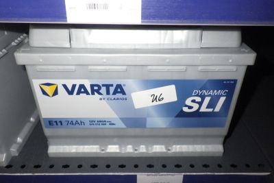 une boîte bleue et blanche sur laquelle est apposée une étiquette