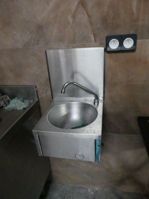 un lavabo en acier inoxydable dans une petite salle de bains