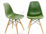 deux chaises en plastique vert aux pieds en bois, sur fond blanc