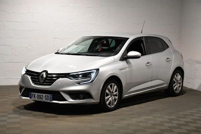 la voiture blanche est garée dans une pièce blanche avec un sol à carreaux