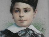 portrait d'un jeune garçon portant un chapeau noir et une chemise à col blanc