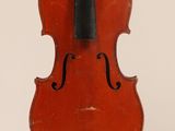 gros plan d'un violon avec un archet sur fond blanc