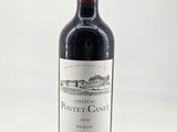 la bouteille de vin rouge est posée sur la table
