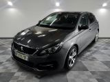 la voiture noire est garée dans le garage sur le sol en damier