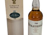 une bouteille de whisky et une boîte sur fond blanc
