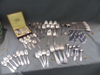 beaucoup de cuillères et de fourchettes en argent sur une table