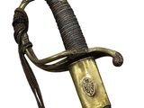 une vieille épée avec une poignée en laiton sur fond blanc