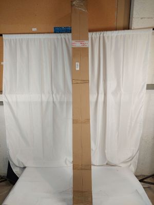 deux lits dans une chambre, recouverts de draps blancs