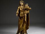 l'image d'une statue représentant une femme tenant un enfant dans ses bras