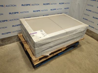 une palette sur laquelle est posé un matelas, devant un mur