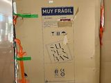 une boîte en carton posée au milieu d'une pièce