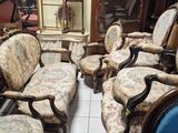 un grand nombre de chaises dans une pièce