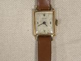Gros plan sur une montre-bracelet avec un bracelet marron