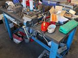 un établi avec de nombreux outils