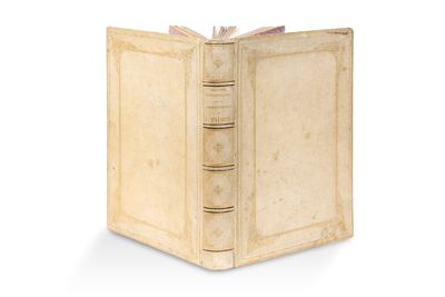 un vieux livre ouvert sur une surface blanche