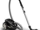 Gros plan sur un aspirateur et un tuyau, sur fond blanc