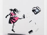 reproduction encadrée représentant une fillette en robe rose donnant un coup de pied dans un téléphone portable
