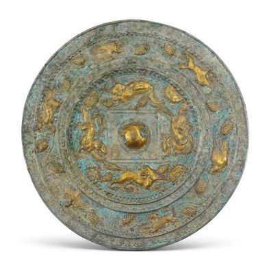 un gros plan d'un objet métallique orné de décorations dorées