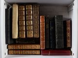 de nombreux livres anciens dans une boîte blanche posée sur l'étagère