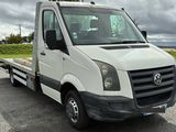 un camion blanc garé sur le parking